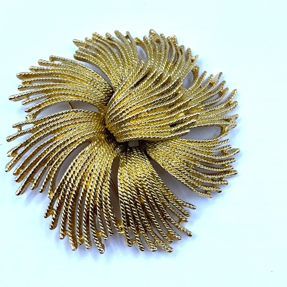 Monet Cordelia brooch, which was designed in 1963 by Leroy Miozzi Vintage Floral - Picture 7 of 11